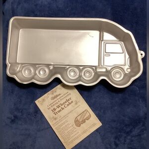 Wilton Party Pan Aluminum 18 Wheeler Truck Cake Pan #2105-0018